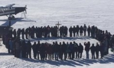 A memorial gathering at Lake Bussy. (Ashlee Iserhoff / Twitter)